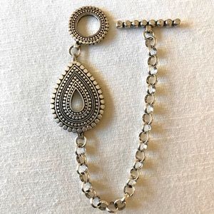 Reversible bracelet with decorative clasp